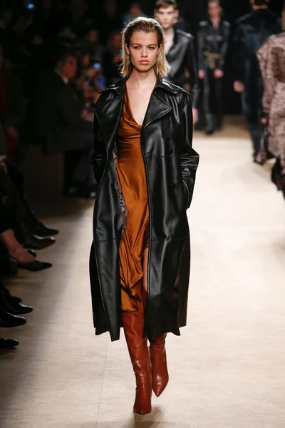 Look 25